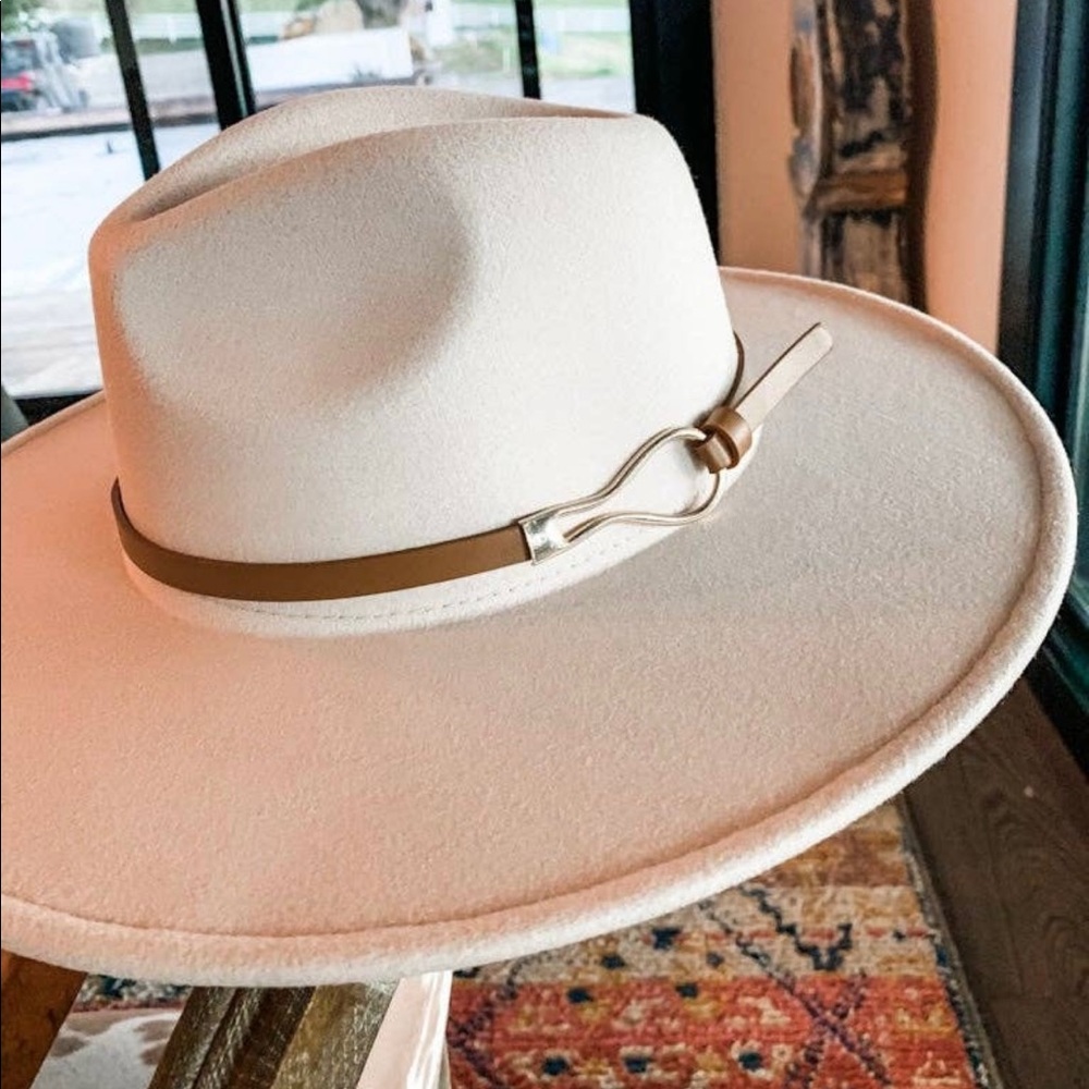 Hat with keyhole leatherette band